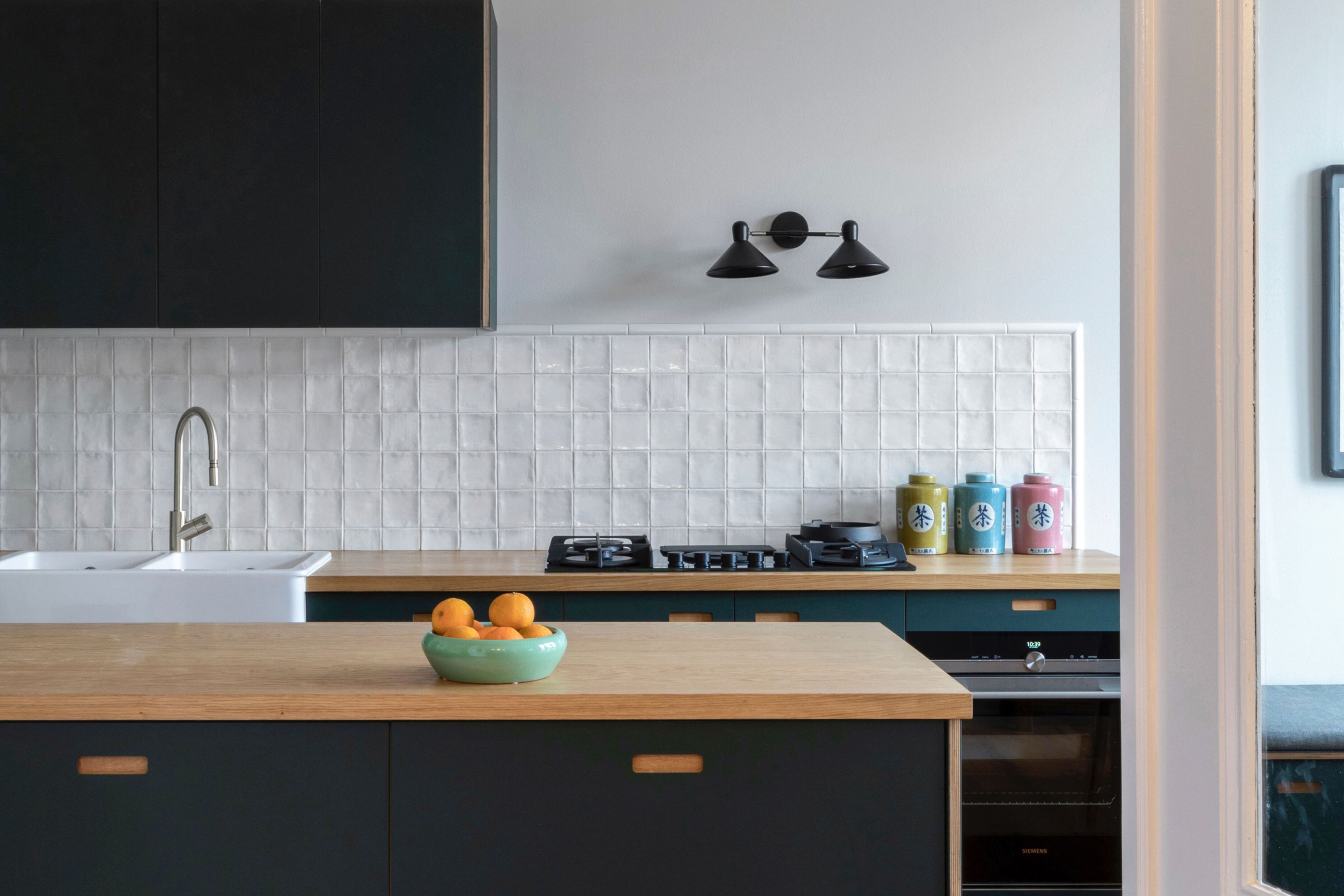 Встроенная кухня из линолеума с островом Neuvermoebelt КУХОННЫЕ СИСТЕМЫ SMART LINE ARCH-00001655