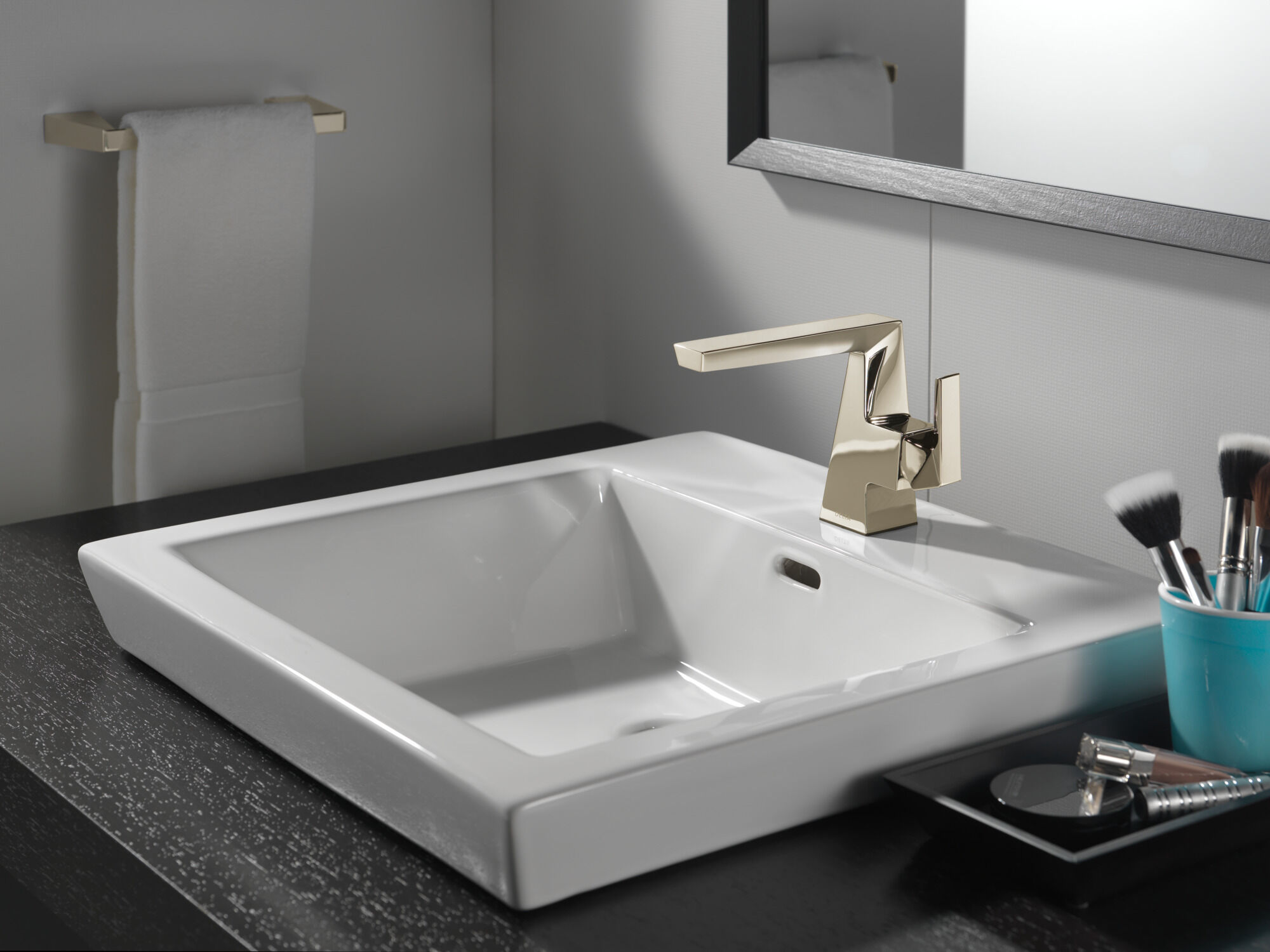 74308-PN 8-дюймовый мини-полотенцесушитель Delta Faucet Trillian Полированный никель  - Вид №3