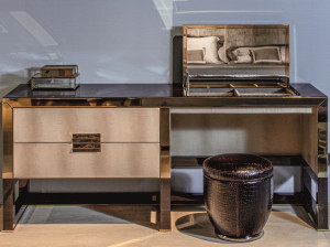 Деревянный туалетный столик