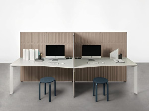 Стол с разделительными панелями