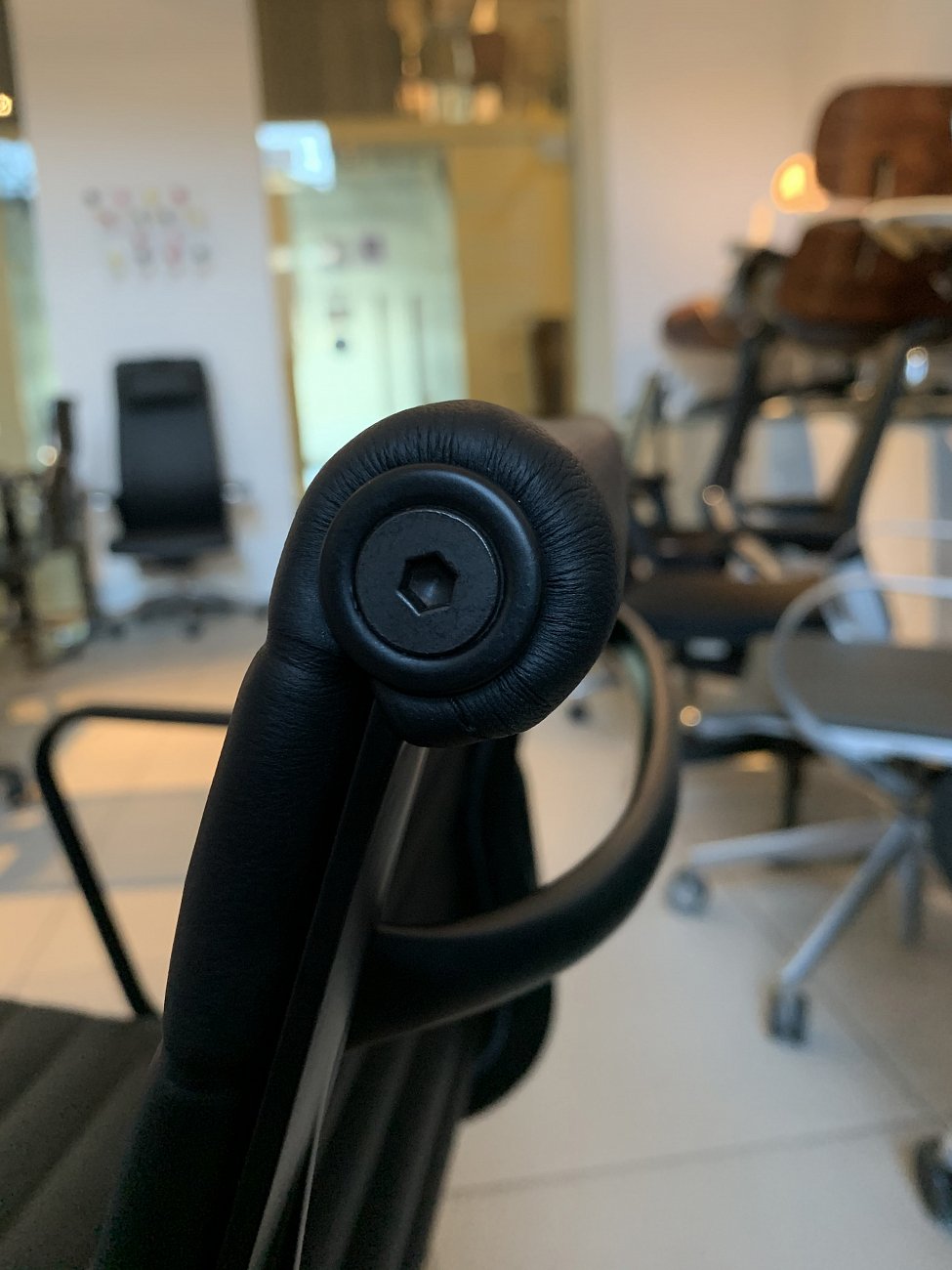 Кресло офисное черное с алюминиевыми подлокотниками Eames Style Ribbed Office Chair EA 117 SOHO DESIGN ДИЗАЙНЕРСКИЕ 00-3886261 Черный  - Вид №3