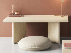 Высокий деревянный прямоугольный журнальный столик