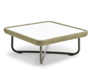 Низкий квадратный журнальный столик
