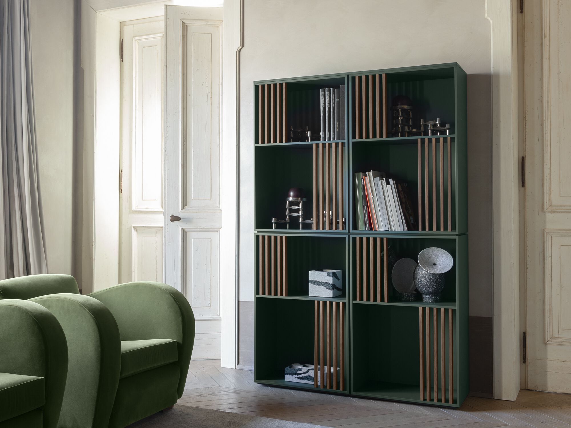 Настенный книжный шкаф из грецкого ореха Morica Design Enjoy ARCH-00070577 - Вид №5