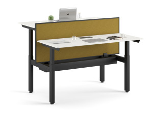 Несколько столов со звукопоглощающими перегородками