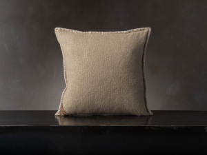 Квадратная подушка в ангоре