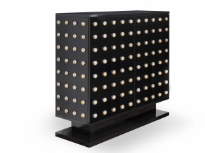 Деревянный шкаф с распашными дверцами