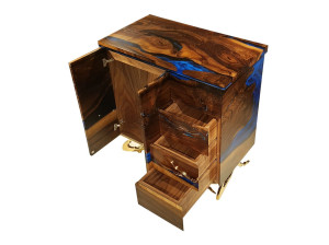 Сервант из орехового дерева и смолы