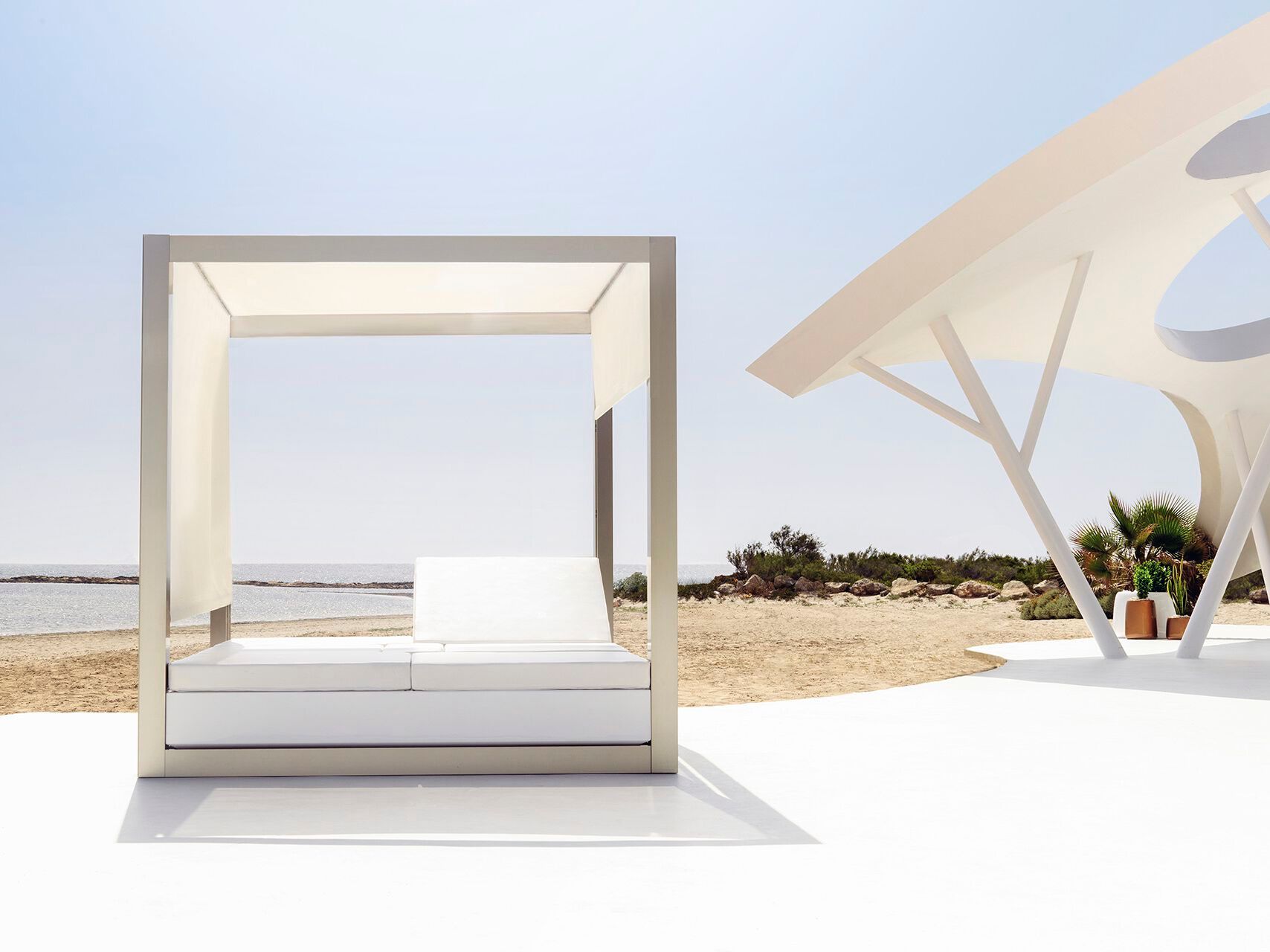 Алюминиевая кровать с балдахином Vondom ARCH-00124663 - Вид №2