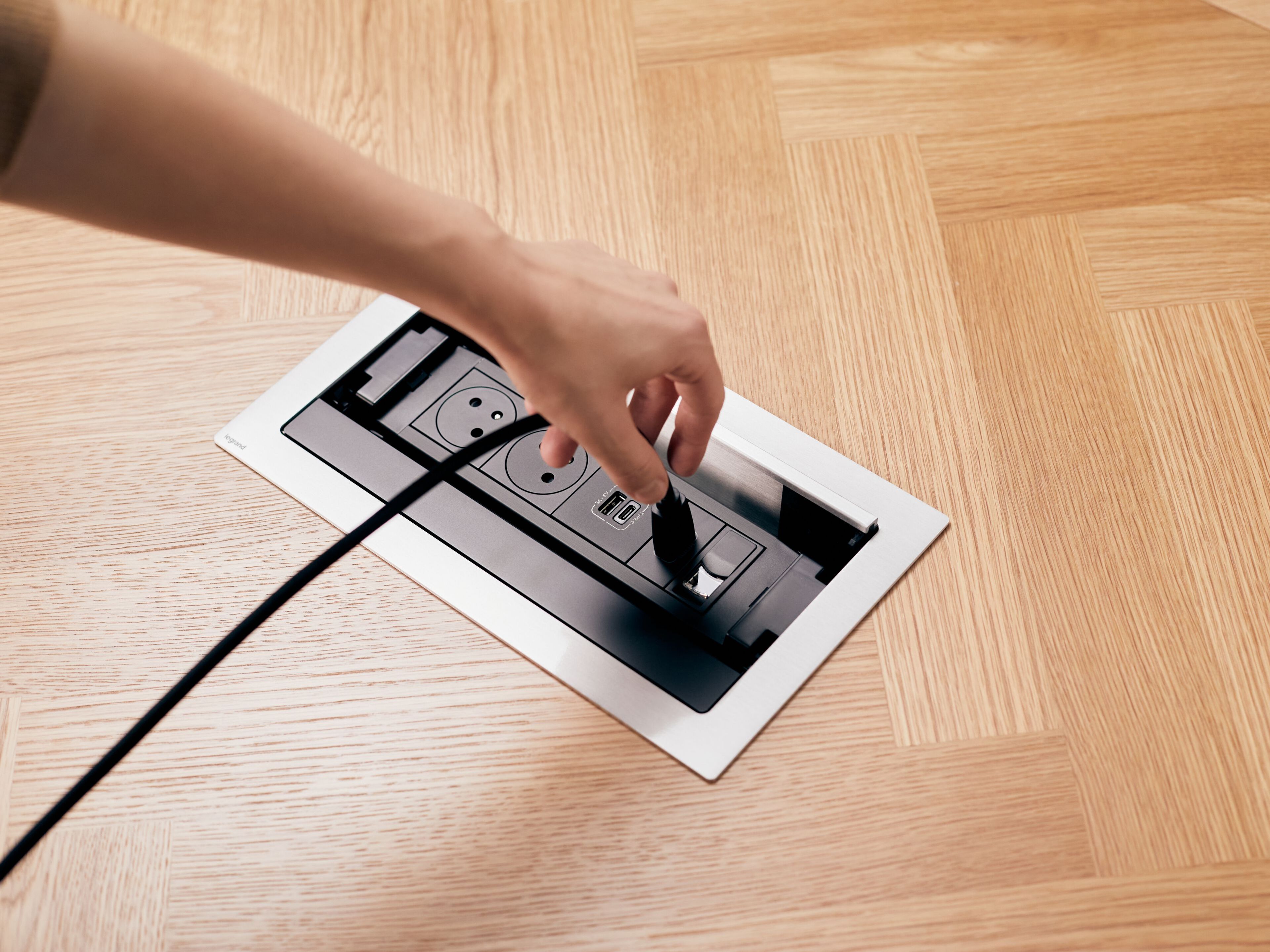 Выдвижная электрическая розетка legrand Инкара ARCH-00006640