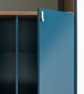 Деревянный шкаф с распашными дверцами