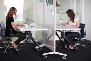 FSRT458 Мобильные стеклянные панели Jot с рамами с порошковым покрытием белой текстуры и ультра-белым диамалитовым стеклом с магнитной прослойкой и стандартной отделкой.  Forms-surfaces