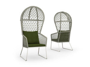 Стул с высокой спинкой