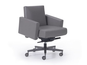 Кожаное вращающееся офисное кресло