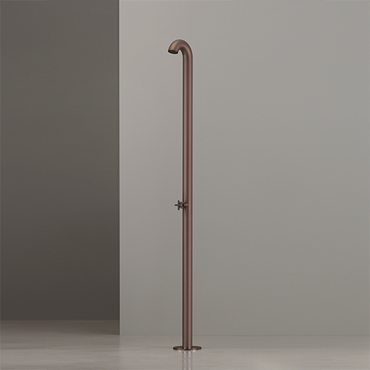 Свободно стоящий душ на открытом воздухе в AISI 316L из нержавеющей стали, Corten отделкой. Выход диск с дождевой струей в Delrin® черных матовый, контролируется прогрессивным смесителем сбора креста в черном алмазе матовой  BLD03 CEADESIGN  - Вид №1