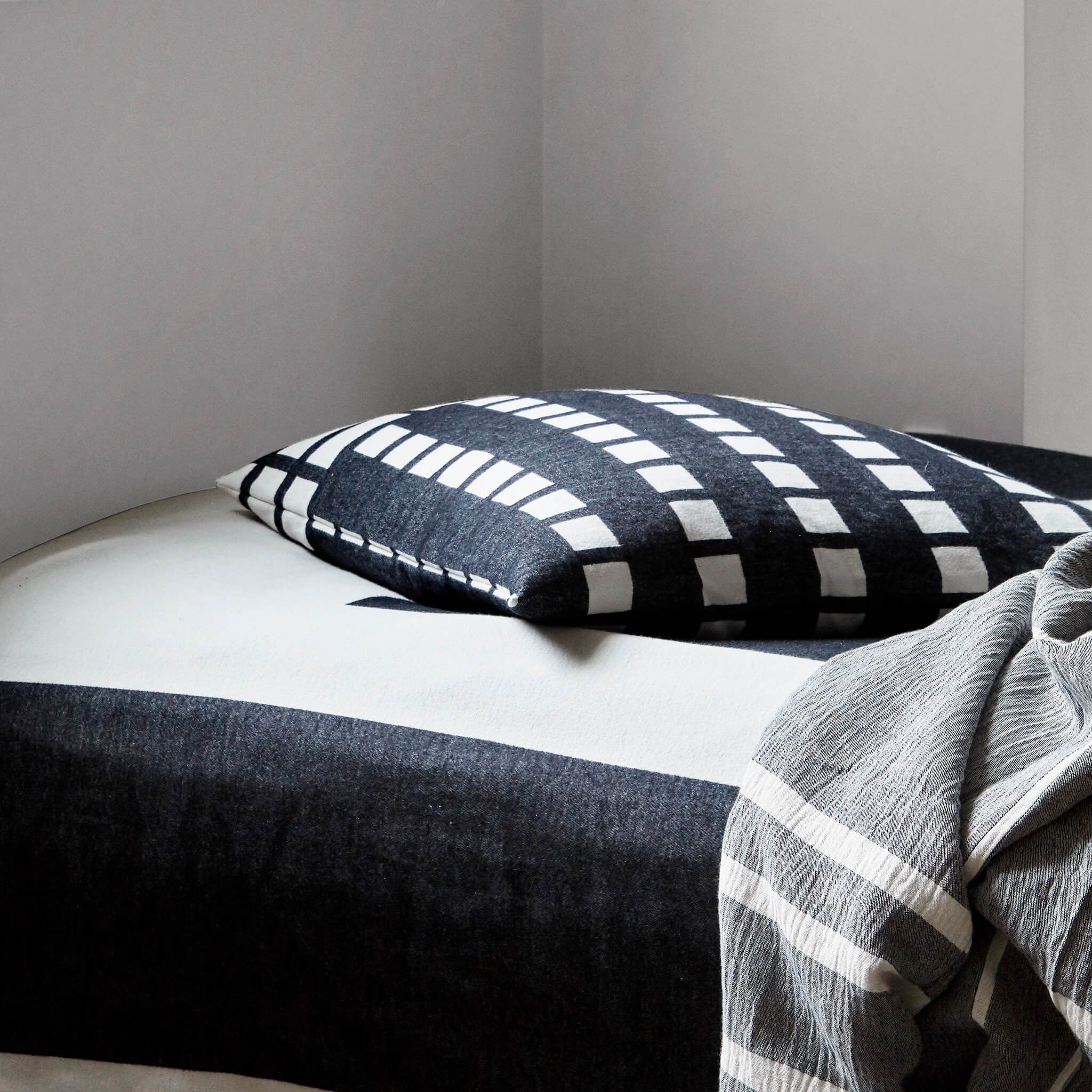 Квадратная подушка из хлопка с геометрическим рисунком Kristina Dam Studio Contemporary ARCH-00104131 - Вид №3