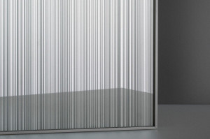 FSRT284 Стекло Vivigraphix Gleam показано в конфигурации отражения с промежуточным слоем с рисунком Tempo i в стандартной отделке Forms-surfaces