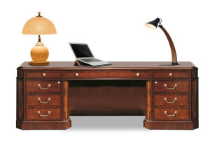 Деревянный прямоугольный стол с ящиками