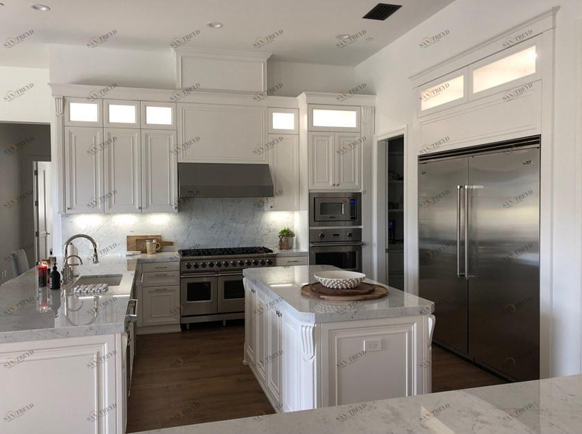 Martini Interiors Кухня на заказ из массива дерева с островком с ручками Bakersfiel sun-id-1405032