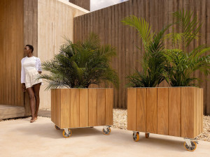 Квадратная плантатор из тикового дерева с колесами