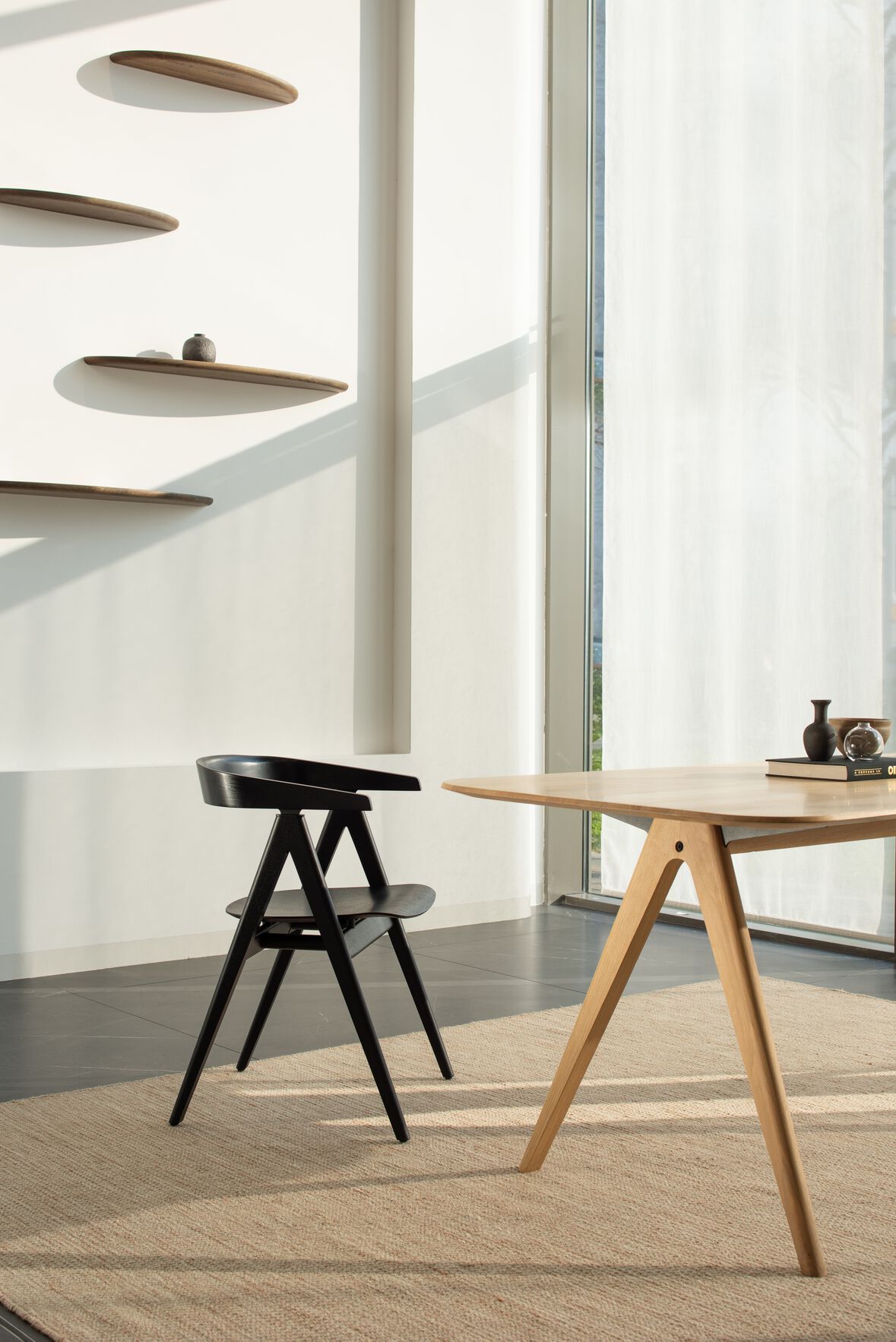 Дубовый стул с подлокотниками с открытой спинкой Gazzda Ava ARCH-00111958 - Вид №9