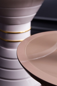 Высокий круглый журнальный столик