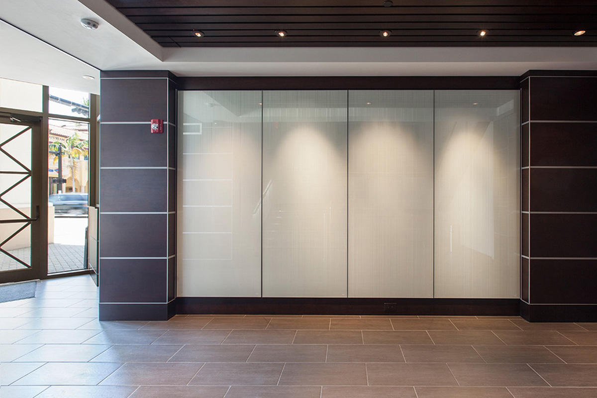 FSRT675 Система облицовки стен Levele панелями лайтпланов; Вставки из вивихромового хромового стекла с белой прослойкой и опалексной отделкой показаны с подсветкой в ​​здании Brandywine, Уилмингтон, Делавэр Forms-surfaces  - Вид №2