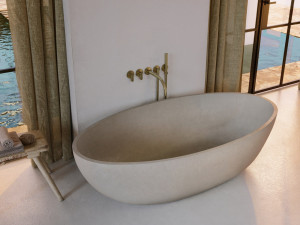 Овальная ванна в центре комнаты