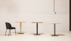 Квадратный стол с ясенем и стальным основанием