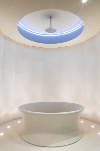 Ванна в центре комнаты из камня Лечче