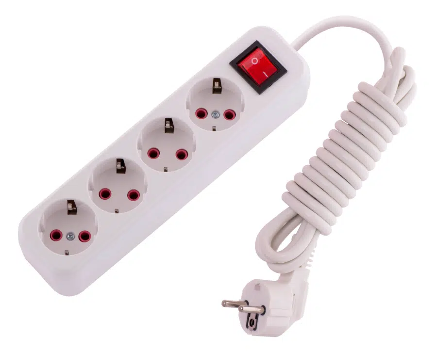 LILA Удлинитель с заземлением 4 входа, 3 метра с выключателем белый LEZARD 720-0403-402