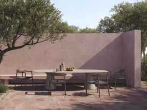 Деревянный садовый стул с подлокотниками