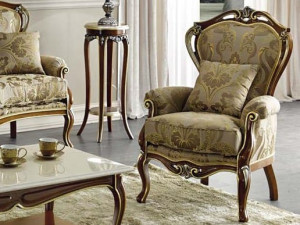 Тканевое кресло с подлокотниками