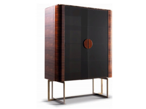 Витрина из дерева и стекла со встроенным освещением