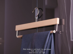 Деревянная вешалка