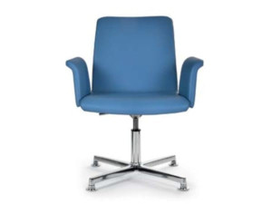 Спицевое вращающееся кресло с подлокотниками