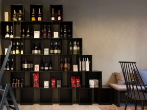 Настенный держатель для бутылок