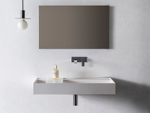 Прямоугольная одиночная раковина с зеркалом и лампой