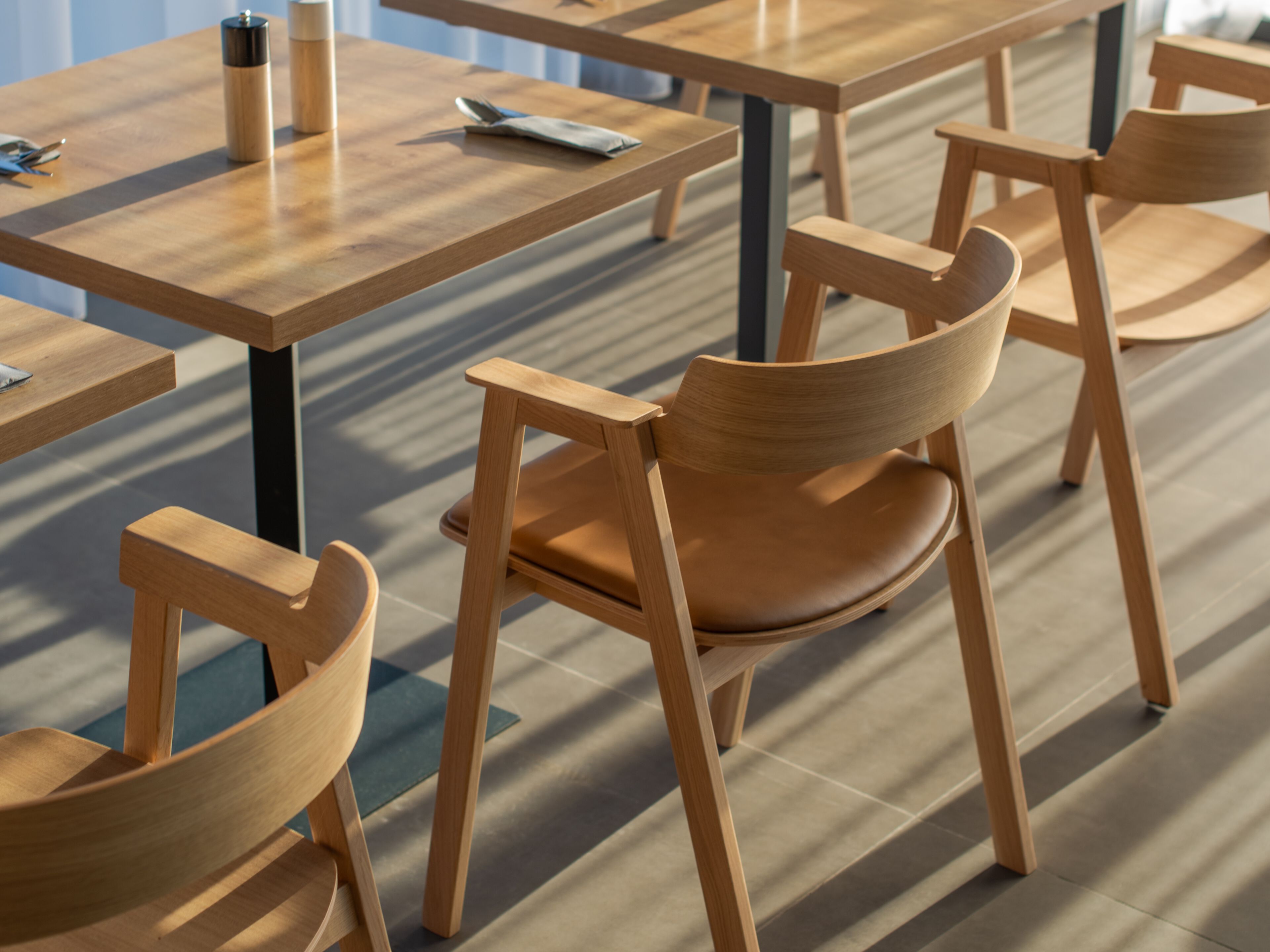 Дубовый стул с мягким сиденьем и подлокотниками Gazzda FLIP ARCH-00062894 - Вид №4