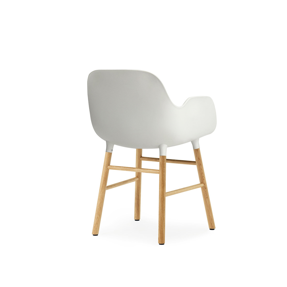 Кресло Form с ножками из дуба 78х56.1х52 см, белое Normann Copenhagen 602762 - Вид №1