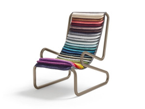 Бархатное кресло с подлокотниками