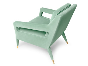 Бархатное кресло с подлокотниками