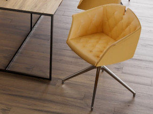 Кожаное кресло на спинке