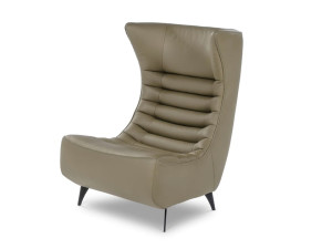 Кожаное кресло с высокой спинкой