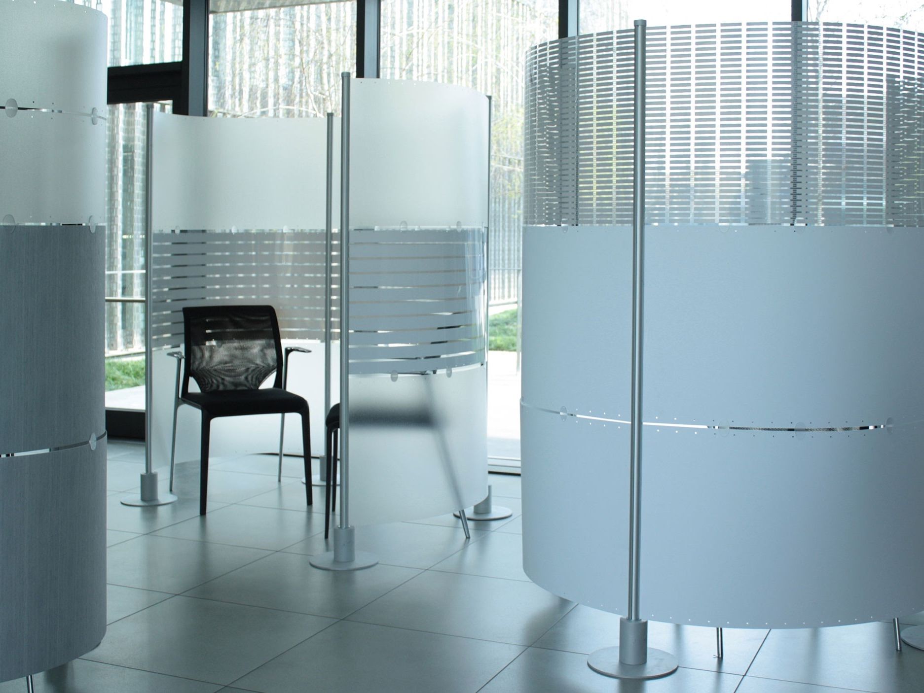 Отдельно стоящая офисная перегородка из алюминия и ПВХ Slalom СИСТЕМА ПЕРЕГОРОДОК ARCH-00037362