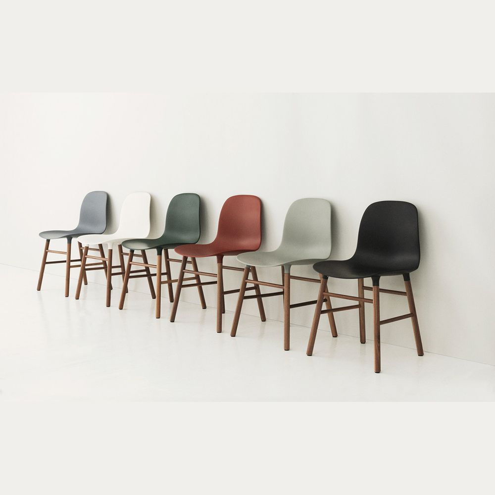 Стул без ручек Form с ножками из ореха 80х48х52 см, черный Normann Copenhagen 602824 - Вид №1