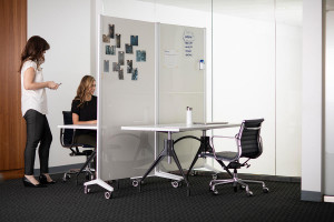 FSRT468 Мобильные стеклянные панели Jot с рамами с порошковым покрытием белой текстуры и ультра-белым диамалитовым стеклом с магнитной прослойкой и стандартной отделкой.  Forms-surfaces