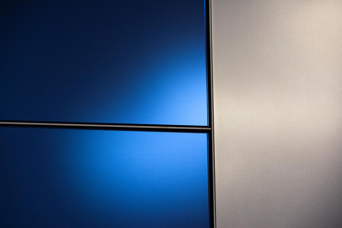 FSRT641 Система обшивки стен Levelr с панелями из стекла vivispectra vektr с индивидуальной прослойкой, показанной в конфигурации Reflective с отделкой pearlex + и открывающими ребрами из нержавеющей стали Forms-surfaces  - Вид №20