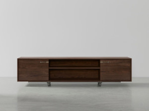 Низкий дубовый ТВ-шкаф