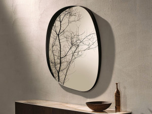 Настенное зеркало в рамке